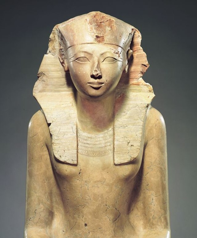 Questa immagine ha l'attributo alt vuoto; il nome del file è ARCHEOLOGIA-EGITTO-Seated_Statue_of_Hatshepsut_MET_Hatshepsut2012.jpg