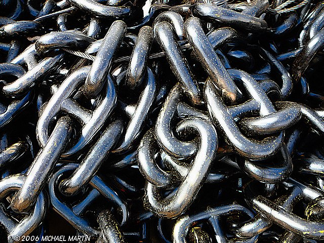 Questa immagine ha l'attributo alt vuoto; il nome del file è ATTREZZATURA-640px-Anchor_Chain_Abstract_-_Flickr_-_pinemikey.jpg