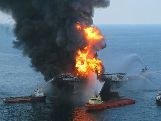 Questa immagine ha l'attributo alt vuoto; il nome del file è EMERGENZE-PETROLIFERE-Deepwater_Horizon_offshore_drilling_unit_on_fire_2010.jpg