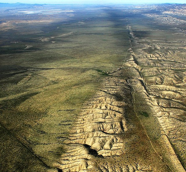 Questa immagine ha l'attributo alt vuoto; il nome del file è GEOLOGIA-Aerial-SanAndreas-CarrizoPlain.jpg