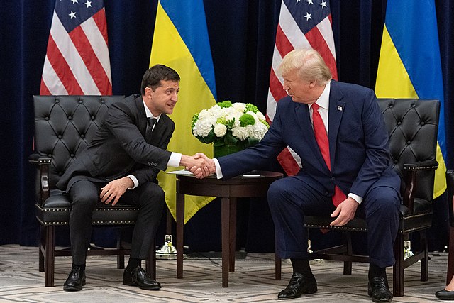 Questa immagine ha l'attributo alt vuoto; il nome del file è GEOPOLITICA-UCRAINA-USA-TRUMP-Volodymyr_Zelensky_and_Donald_Trump_2019-09-25_01.jpg