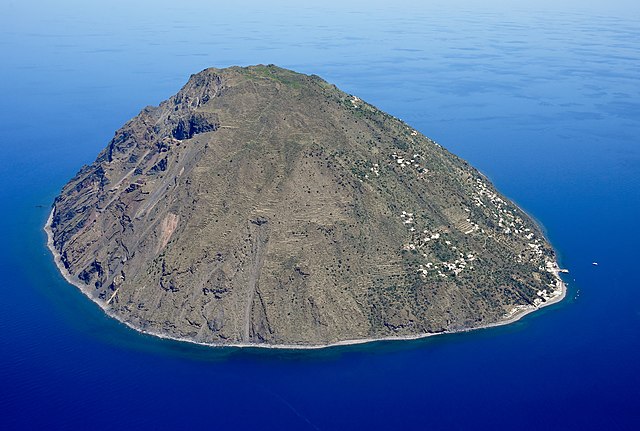 Questa immagine ha l'attributo alt vuoto; il nome del file è ISOLE-ALICUDI-EOLIE-Aerial_image_of_Alicudi_view_from_the_south.jpg