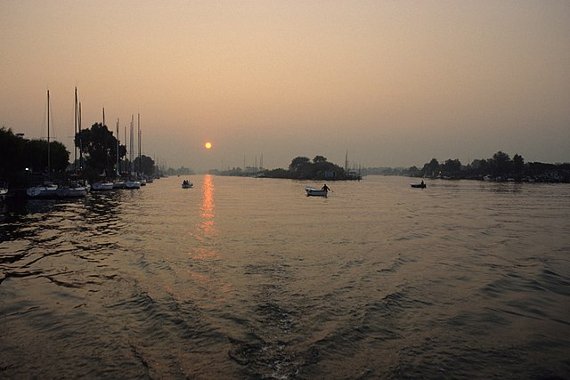 Questa immagine ha l'attributo alt vuoto; il nome del file è LITORALE-ROMANO-Fiumara_Grande_allalba.jpg