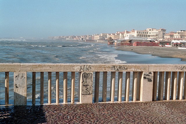 Questa immagine ha l'attributo alt vuoto; il nome del file è LITORALE-ROMANO-Lido_di_Ostia_nell_inverno.jpg