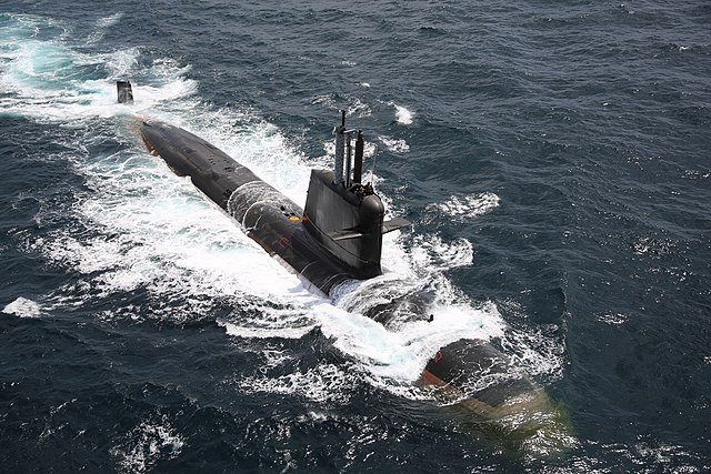 Questa immagine ha l'attributo alt vuoto; il nome del file è MARINA-INDIANA-CLASSE-SCORPENE-INS_Kalvari_S21_at_sea.jpg