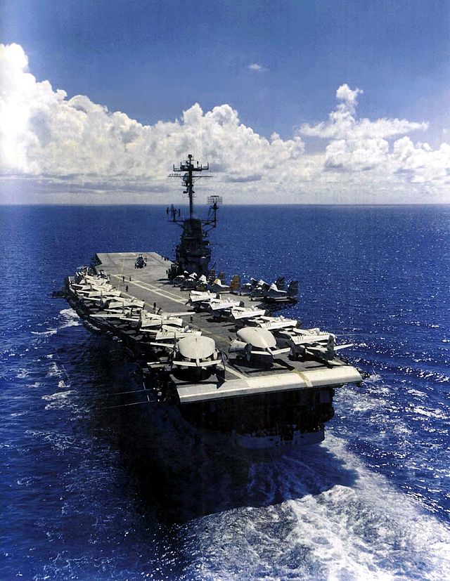 Questa immagine ha l'attributo alt vuoto; il nome del file è MARINA-US-Aft_view_of_USS_Essex_CVS-9_underway_c1962.jpg