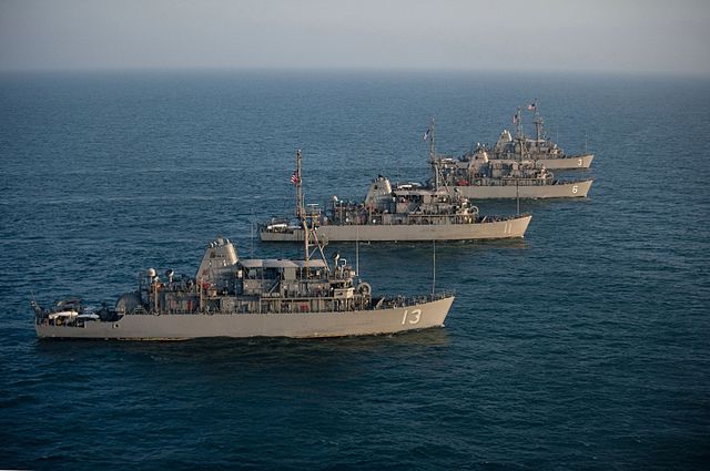 Questa immagine ha l'attributo alt vuoto; il nome del file è MARINA-US-MCM-Four_Avenger-class_mine_countermeasure_ships_sail_in_the_Arabian_Gulf_on_6_December_2016.jpg