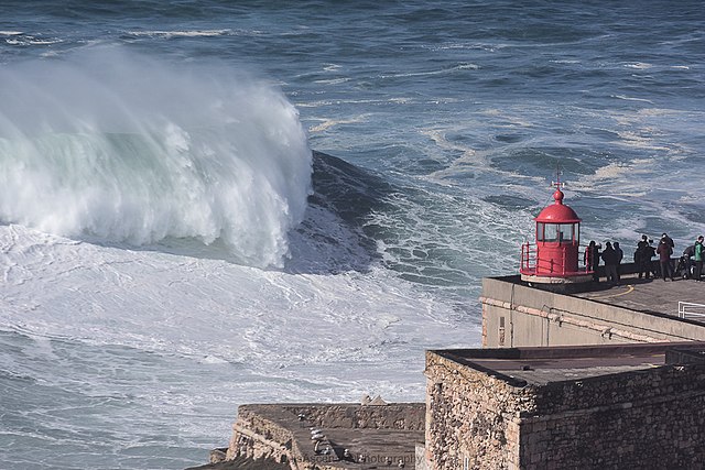 Questa immagine ha l'attributo alt vuoto; il nome del file è METEO-GRANDI-ONDE-Nazare_-_Praia_do_Norte_39137169412.jpg