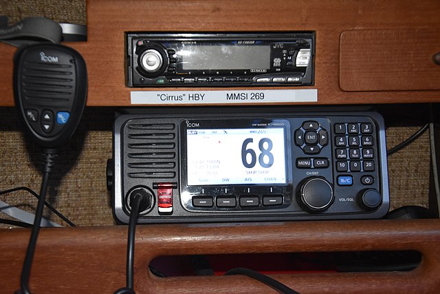 Questa immagine ha l'attributo alt vuoto; il nome del file è NAUTICA-ATTREZZATURA-RADIO-Modernes_VHF-Funkgerat.jpg