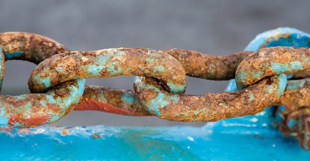 Questa immagine ha l'attributo alt vuoto; il nome del file è NAUTICA-CATENA-1200px-Rusty_chain_in_fishing_boat-1024x533.jpg