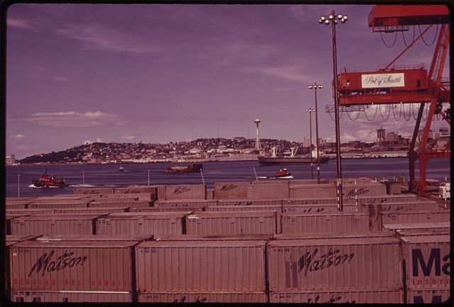 Questa immagine ha l'attributo alt vuoto; il nome del file è NAVI-MERCANTILI-MATSON-640px-DOCKS_OF_SEATTLE_ON_ELLIOTT_BAY_ONE_OF_AMERICAS_BUSIEST_SEAPORTS._ELLIOTT_BAY_IS_REPUTED_TO_HAVE_THE_CLEANEST_WATER..._-_NARA_-_552266.jpg