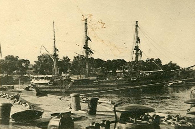 Questa immagine ha l'attributo alt vuoto; il nome del file è STORIA-MARINA-ITALIANA-Nave_scuola_Amerigo_Vespucci_Brindisi_1943.jpg