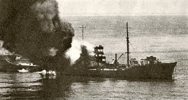 Questa immagine ha l'attributo alt vuoto; il nome del file è STORIA-MARINA-MILITARE-ITALIANA-640px-Kentucky_shelled_and_in_flames.jpg