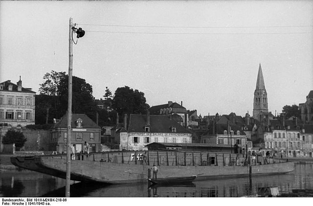 Questa immagine ha l'attributo alt vuoto; il nome del file è STORIA-MARINA-TEDESCA-Bundesarchiv_Bild_101II-M2KBK-218-06_Frankreich_Landungsboot_im_Hafen.jpg