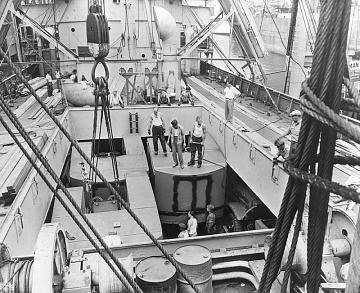 Questa immagine ha l'attributo alt vuoto; il nome del file è STORIA-MARINA-US-LIBERTY-SHIP-CARICO-https___americanhistory.si_.edu_sites_default_files_7045.jpg