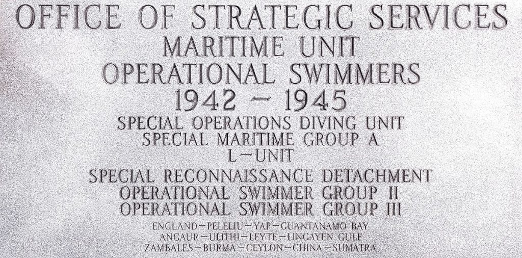 Questa immagine ha l'attributo alt vuoto; il nome del file è STORIA-MARINA-US-Memorial_stone_14_OSS_Maritime_Unit-1024x506.jpg