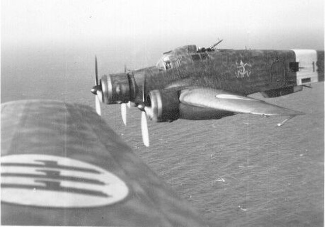 Questa immagine ha l'attributo alt vuoto; il nome del file è STORIA-NAVALE-ITALIA-640px-Savoia-Marchetti_S.M.79_flight_in_formation.jpg