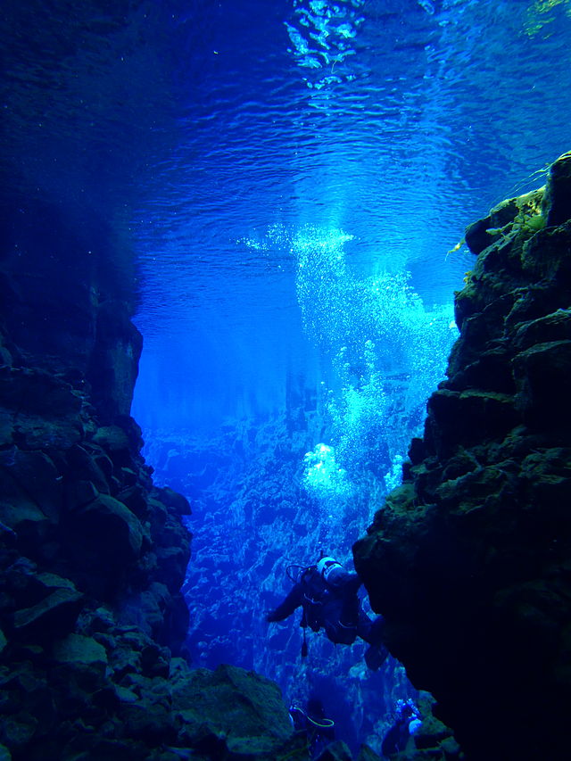 Questa immagine ha l'attributo alt vuoto; il nome del file è SUBACQUEA-REPORTAGE-640px-SCUBA_Silfra.jpg