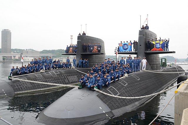 Questa immagine ha l'attributo alt vuoto; il nome del file è marina-giapponese-640px-JMSDF_Submarine_Division_with_Clew.jpg