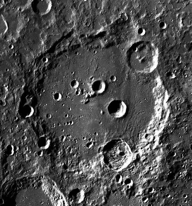 Questa immagine ha l'attributo alt vuoto; il nome del file è ASTRONOMIA-LUNA-640px-Clavius_LROC.jpg