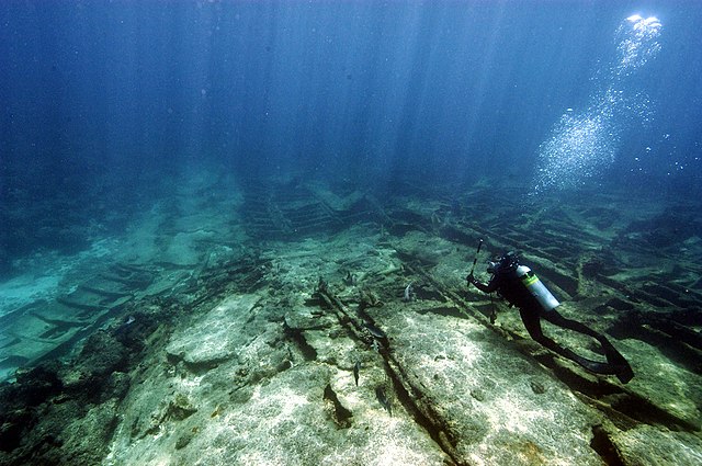 Questa immagine ha l'attributo alt vuoto; il nome del file è DIVING-WRECK-DIVING-PMNM_diver_and_wreck_48770613088.jpg