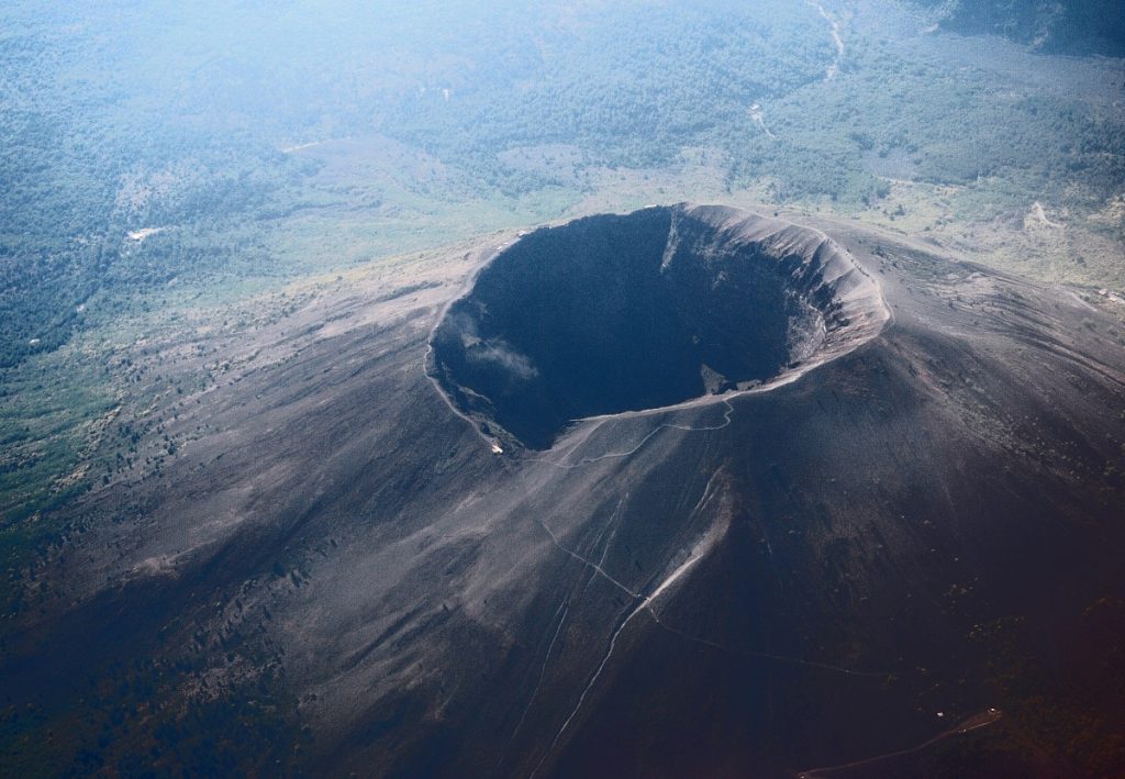 Questa immagine ha l'attributo alt vuoto; il nome del file è GEOLOGIA-VULCANO-VESUVIO-Vesuvius_from_plane-1024x709.jpg