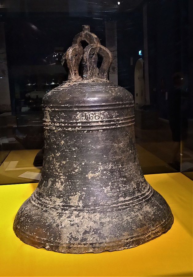 Questa immagine ha l'attributo alt vuoto; il nome del file è MARINA-UKShips_bell_HMS_Gloucester.jpg