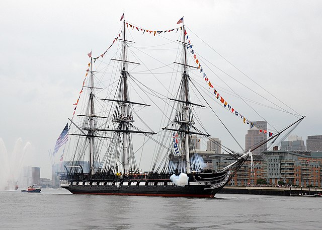 Questa immagine ha l'attributo alt vuoto; il nome del file è MARINA-USA-USS_Constitution_fires_a_17-gun_salute.jpg