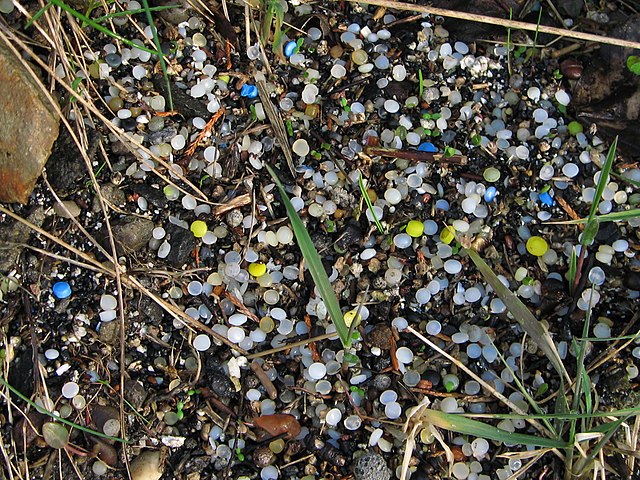 Questa immagine ha l'attributo alt vuoto; il nome del file è PLASTICA-Nurdles.jpg