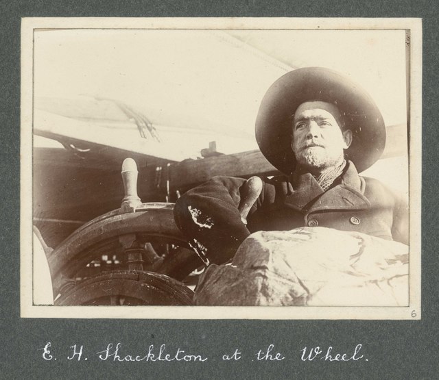 Questa immagine ha l'attributo alt vuoto; il nome del file è SHACKLETON-E_H_Shackleton_at_the_wheel_of_Discovery_1901_RMG_F6218.jpg