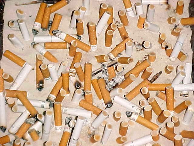 Questa immagine ha l'attributo alt vuoto; il nome del file è AMBIENTE-SIGARETTE-PLASTICA-640px-Cigarette_ashtray.jpg
