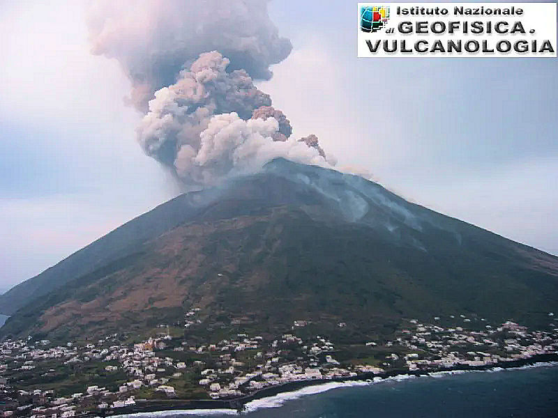 Questa immagine ha l'attributo alt vuoto; il nome del file è GEOLOGIA-VULCANI-STROMBOLI-stromboli-5-aprile-2003.jpg
