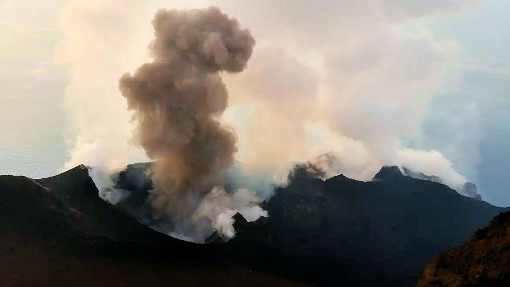 Questa immagine ha l'attributo alt vuoto; il nome del file è GEOLOGIA-VULCANI-STROMBOLI-stromboli-attivitc3a0-stromboliana-2015-1024x576.jpg