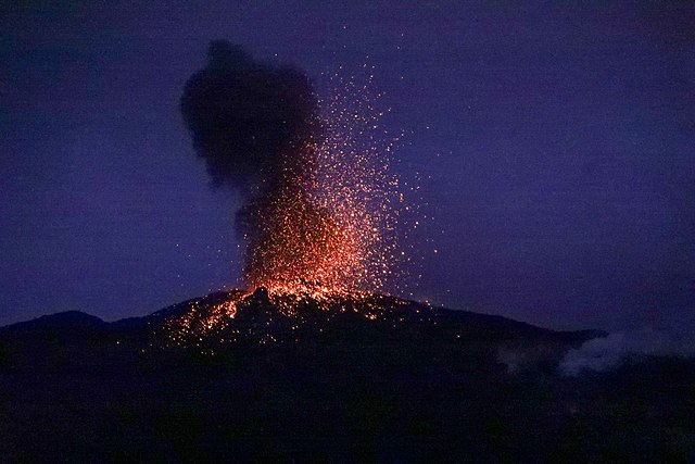 Questa immagine ha l'attributo alt vuoto; il nome del file è GEOLOGIA-VULCANO-STROMBOLI-640px-Emergenza_Stromboli_48682376636.jpg