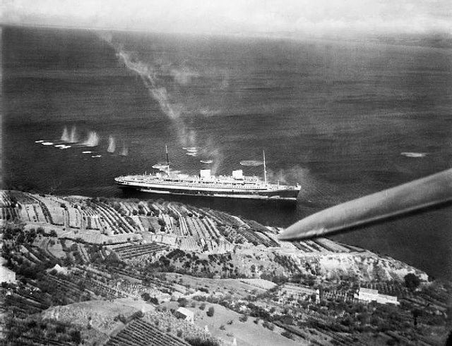 Questa immagine ha l'attributo alt vuoto; il nome del file è MARINA-MERCANTILE-IWM_C4622_Rex_under_attack.jpg