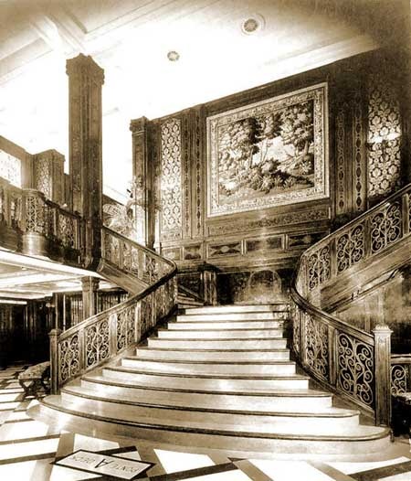 Questa immagine ha l'attributo alt vuoto; il nome del file è MARINA-MERCANTILE-REX-SS_Rex_1st_Class_Main_Staircase.jpg