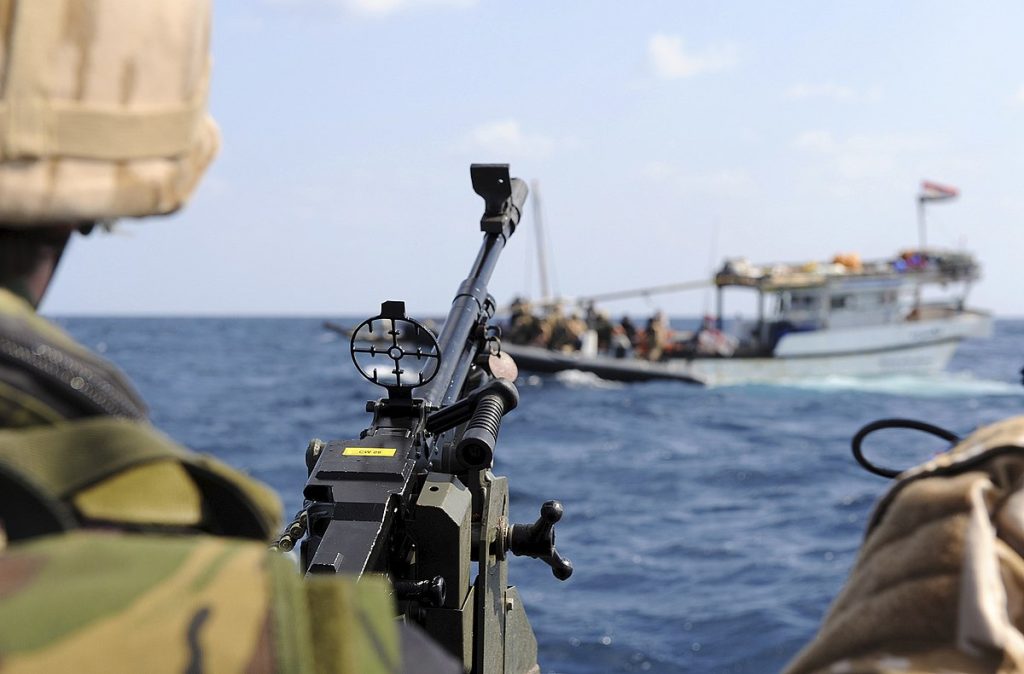Questa immagine ha l'attributo alt vuoto; il nome del file è PIRATI-1200px-Royal_Marines_Keeping_Watch_Over_Suspect_Dhow_MOD_45152203-1024x674.jpg