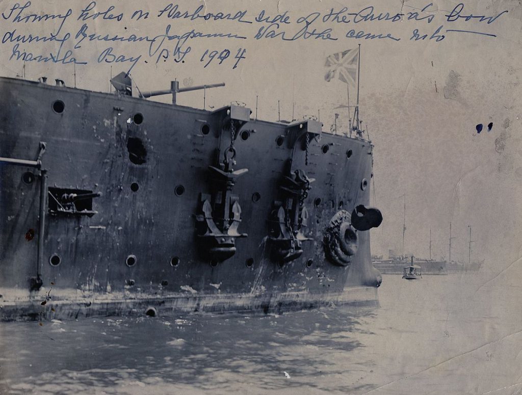 Questa immagine ha l'attributo alt vuoto; il nome del file è MARINA-RUSSA-Aurora_Battle_Damage_Manila_1905_-_A-1024x776.jpg