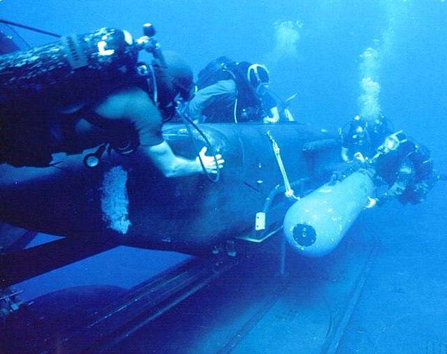 Questa immagine ha l'attributo alt vuoto; il nome del file è MARINA-USA-SDTV-MK-IX-640px-SDVmk9_SWA-Deck-Crew.jpg