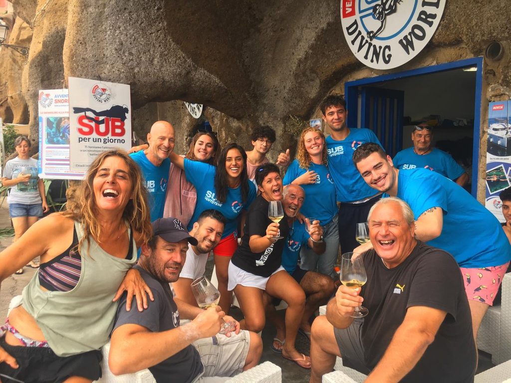 Questa immagine ha l'attributo alt vuoto; il nome del file è DIVING-WORLD-VENTOTENE-386502408_18266340079091827_2689639094929663521_n-1024x768.jpg