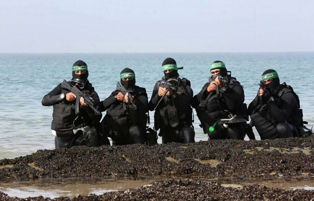Questa immagine ha l'attributo alt vuoto; il nome del file è PALESTINESI-HAMAS-FROGMEN-1024x656.jpg