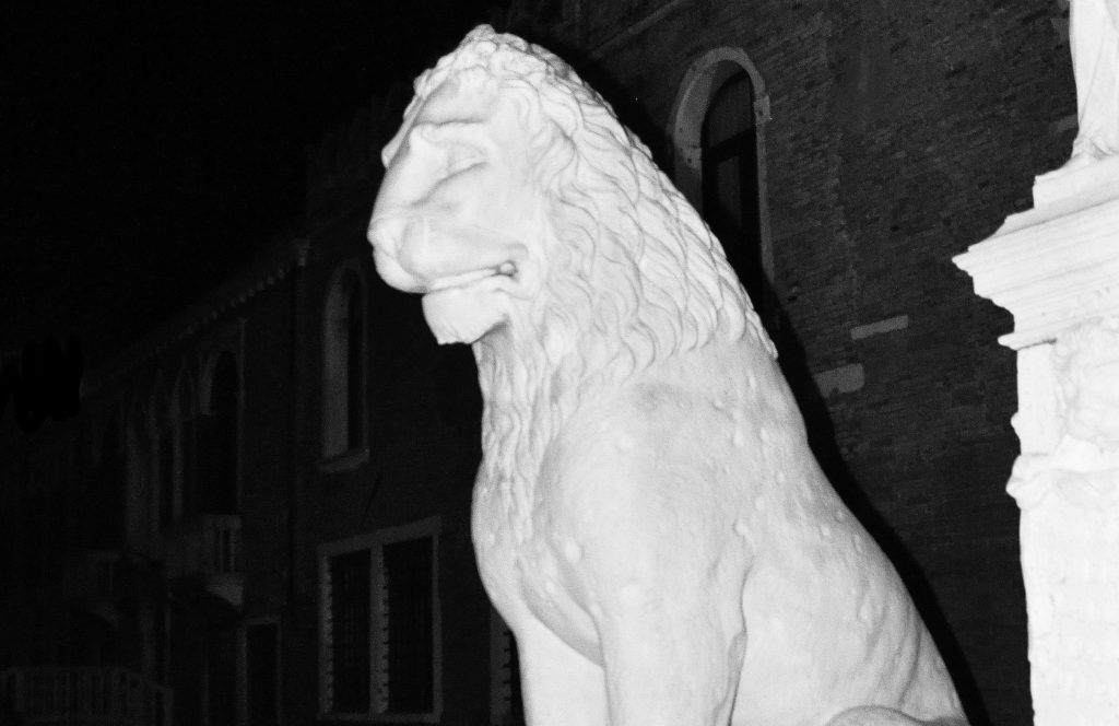 Questa immagine ha l'attributo alt vuoto; il nome del file è VENEZIA-LEONE-ARSENALE-1024x664.jpg