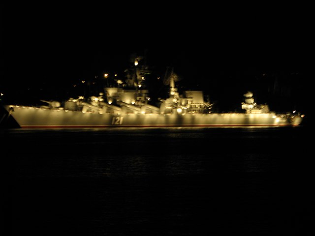 Questa immagine ha l'attributo alt vuoto; il nome del file è MARINA-RUSSA-Moskva_cruiser_at_night.jpg