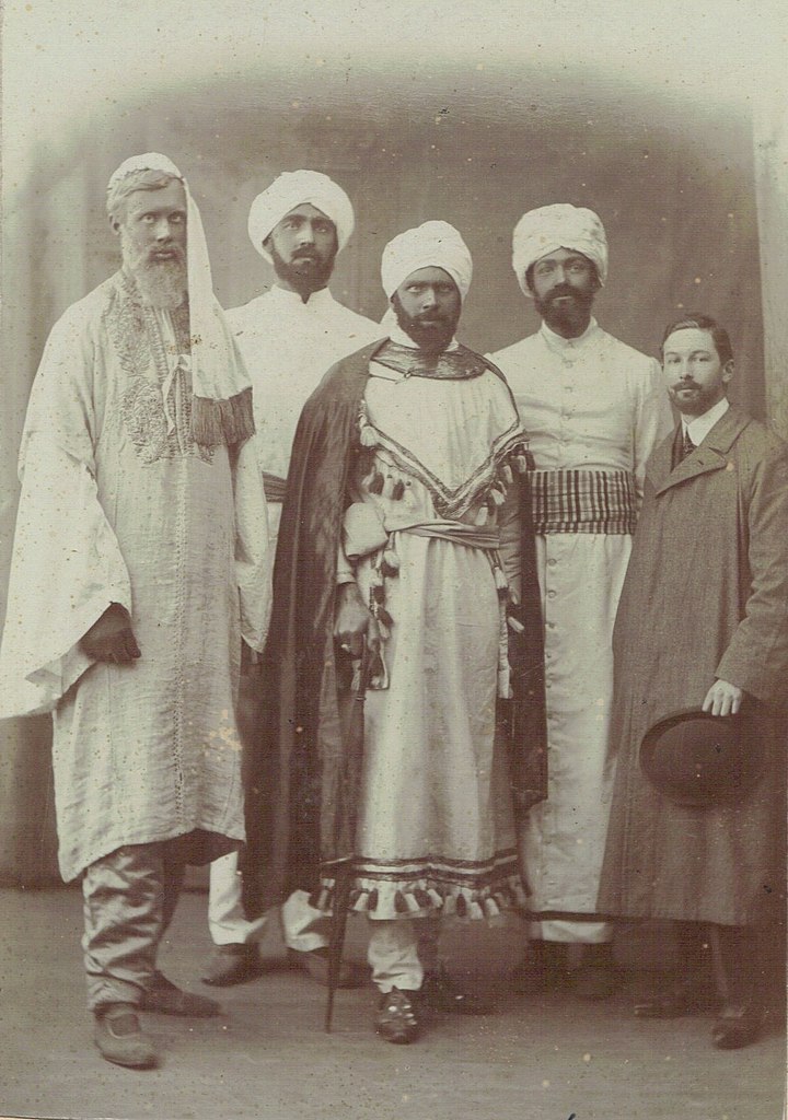 Questa immagine ha l'attributo alt vuoto; il nome del file è MARINA-UK720px-The_Sultan_of_Zanzibar_hoax_at_Cambridge_cropped.jpg