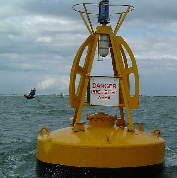 Questa immagine ha l'attributo alt vuoto; il nome del file è MARINA-US-LIBERTY-WRECK-Wreck_of_the_Richard_Montgomery_to_left_of_buoy_-_geograph.org_.uk_-_19013.jpg