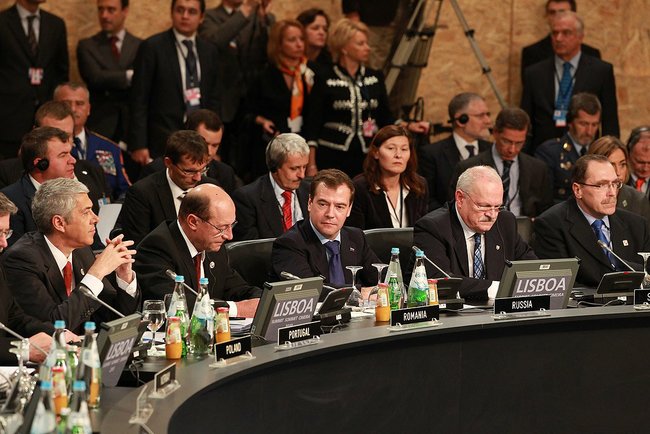 Questa immagine ha l'attributo alt vuoto; il nome del file è NATO-RUSSIA-Dmitry_Medvedev_in_Portugal_20_November_2010-7.jpeg
