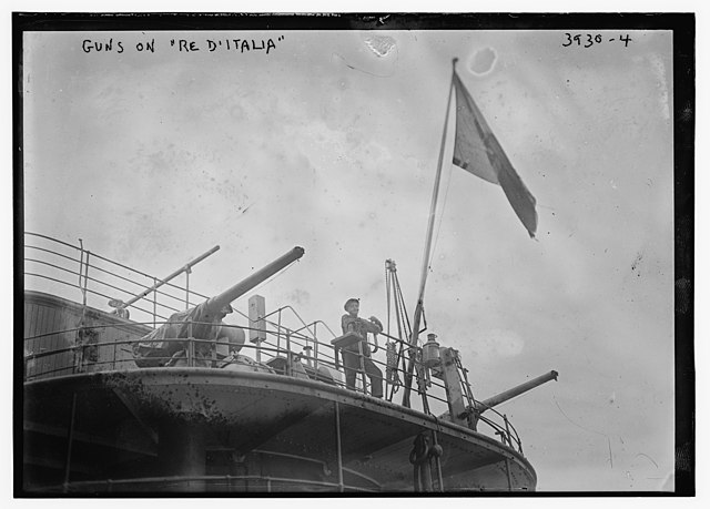 Questa immagine ha l'attributo alt vuoto; il nome del file è REGIA-MARINA-RE-DITALIA-640px-Guns_on_RE_DITALIA_LCCN2014702285.jpg