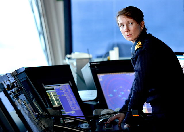 Questa immagine ha l'attributo alt vuoto; il nome del file è marina-uk-Royal_Navy_Officer_on_the_Bridge_of_a_Warship_MOD_45155406.jpg