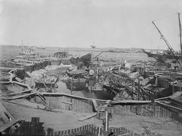 Questa immagine ha l'attributo alt vuoto; il nome del file è 640px-Caissons_around_wreck_of_USS_Maine_-_circa_mid_1912.jpg