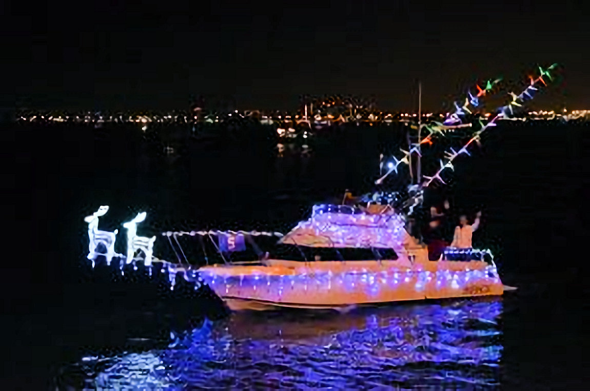 NATALE-640px-2012_San_Diego_Bay_Parade_of_Lights_-_8261644915-300x199